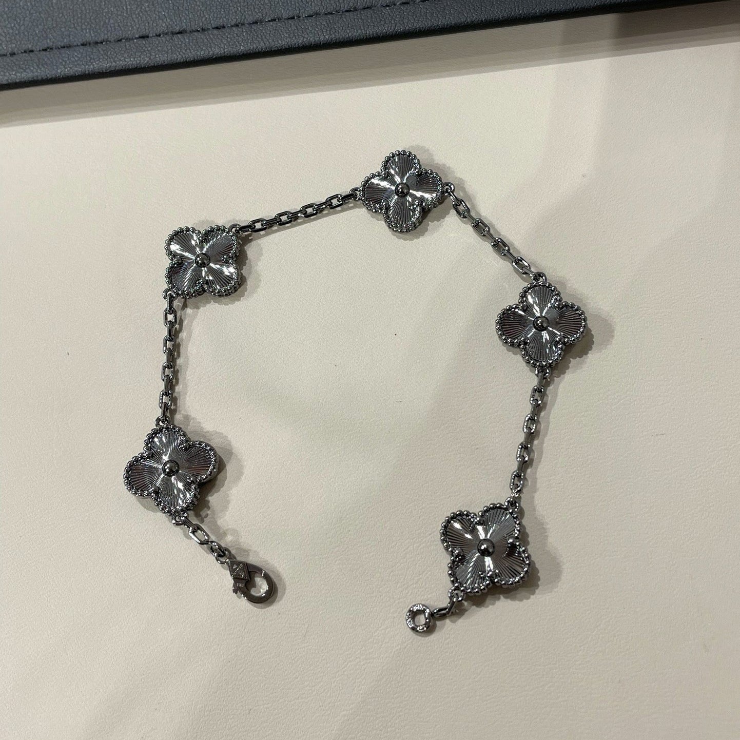 [ラッキースター]クローバー5モチーフブラックブレスレット