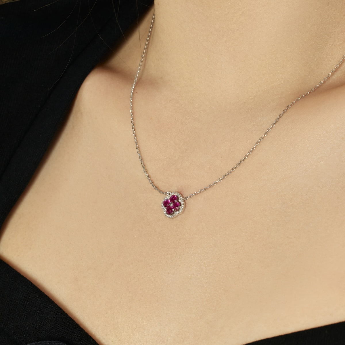 [Glücksstern]Exquisite Halskette mit vierblättrigem Kleeblatt-Blumendesign