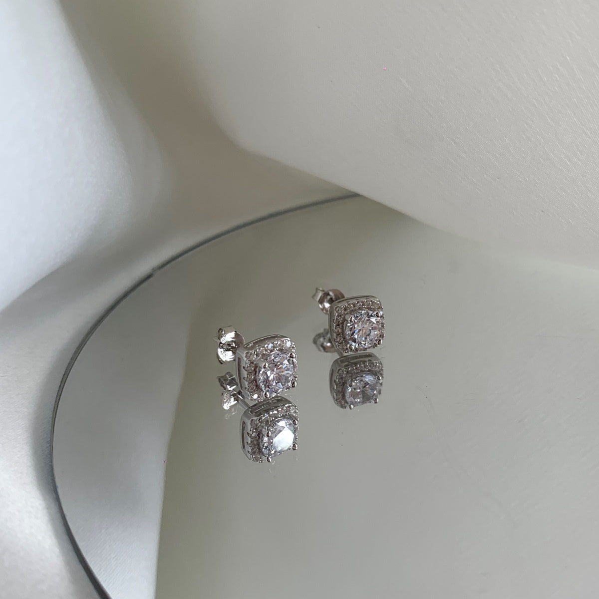 [Lucky Star]Classic Round Center Stone Stud Earrings