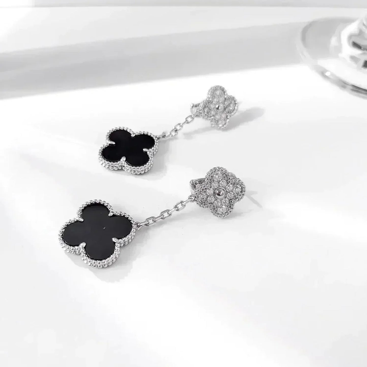 [らき☆すた]クローバー 2モチーフ ダイヤモンド オニキス ピアス シルバー