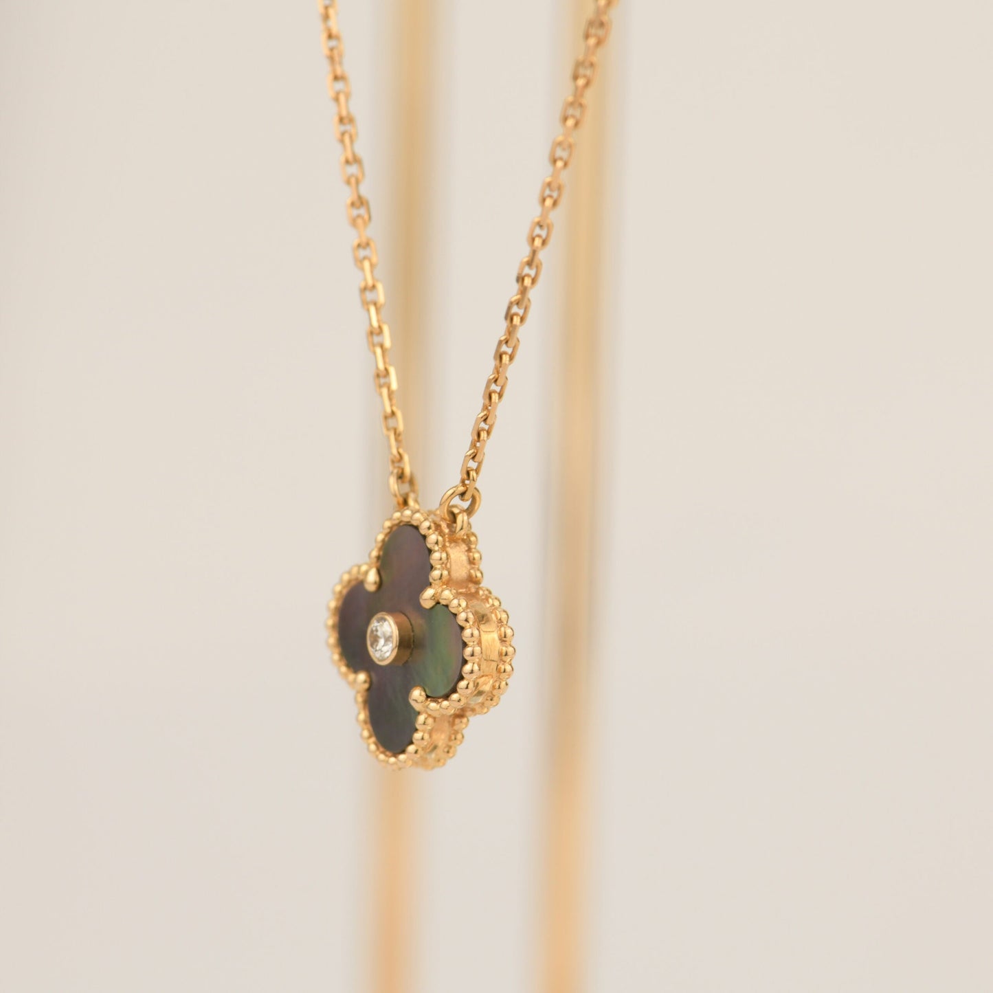 [Lucky Star]CLOVER 15MM DIAMOND AND MOTHER-OF-GREY NECKLACE