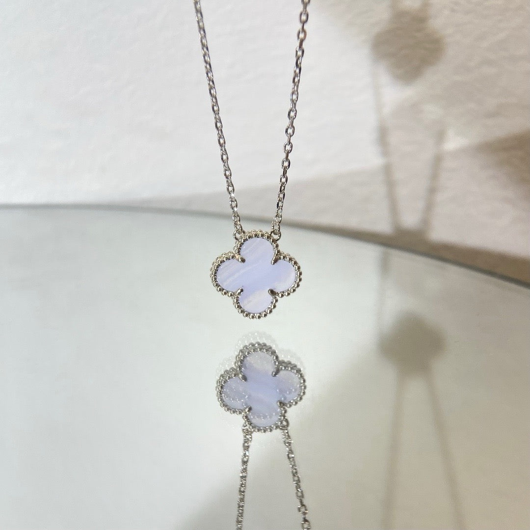 [ラッキースター]クローバー 15MM ブルーカルセドニーネックレス シルバー