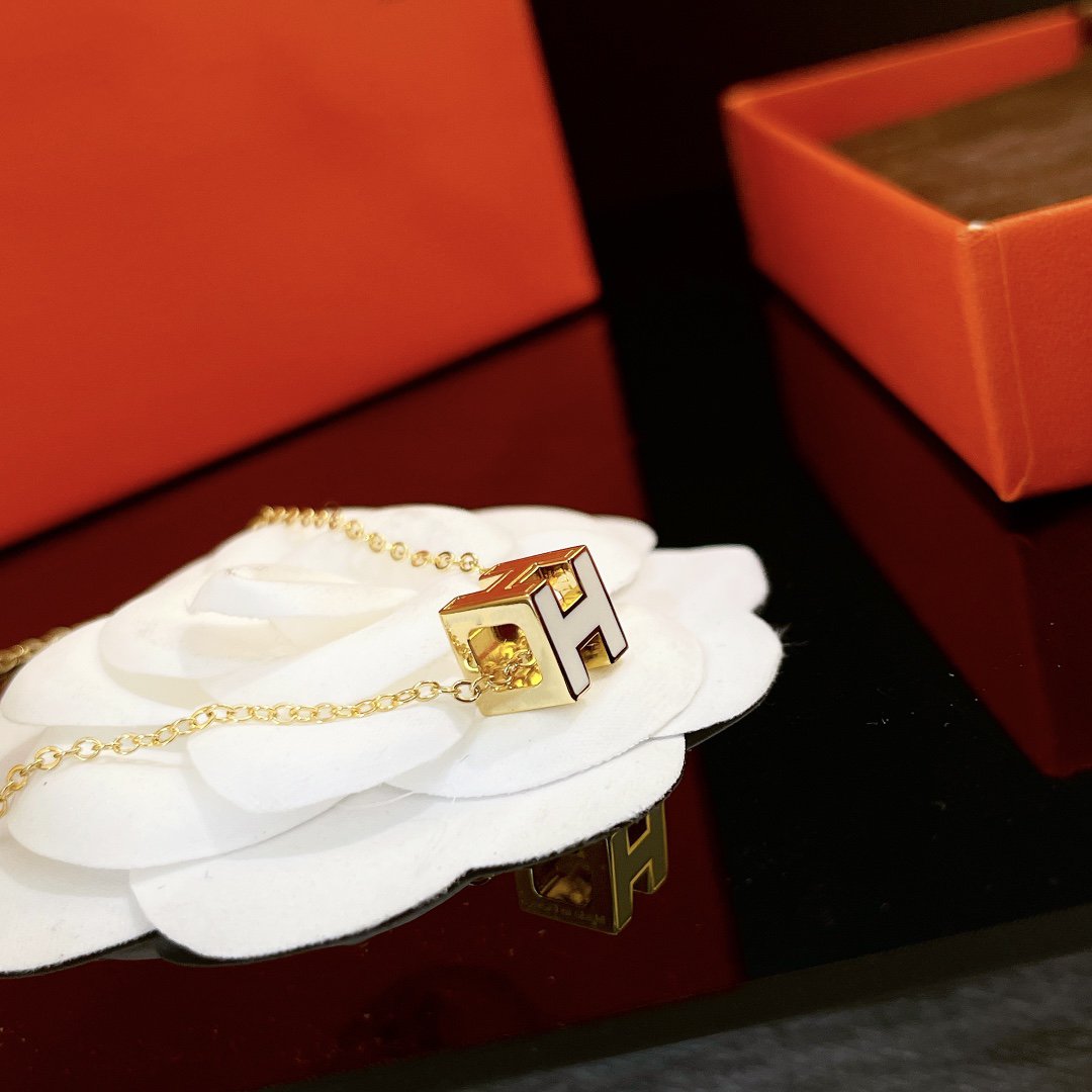 [Lucky Star]H WHITE SQUARE GOLD NECKLACE