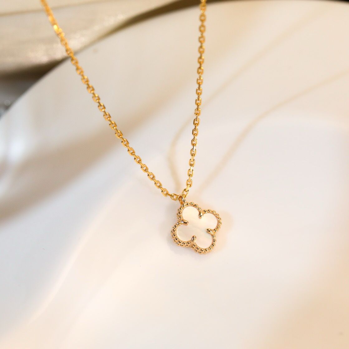 [Lucky Star]CLOVER MINI 9.5MM WHITE MOTHER-OF-PEARL NECKLACE