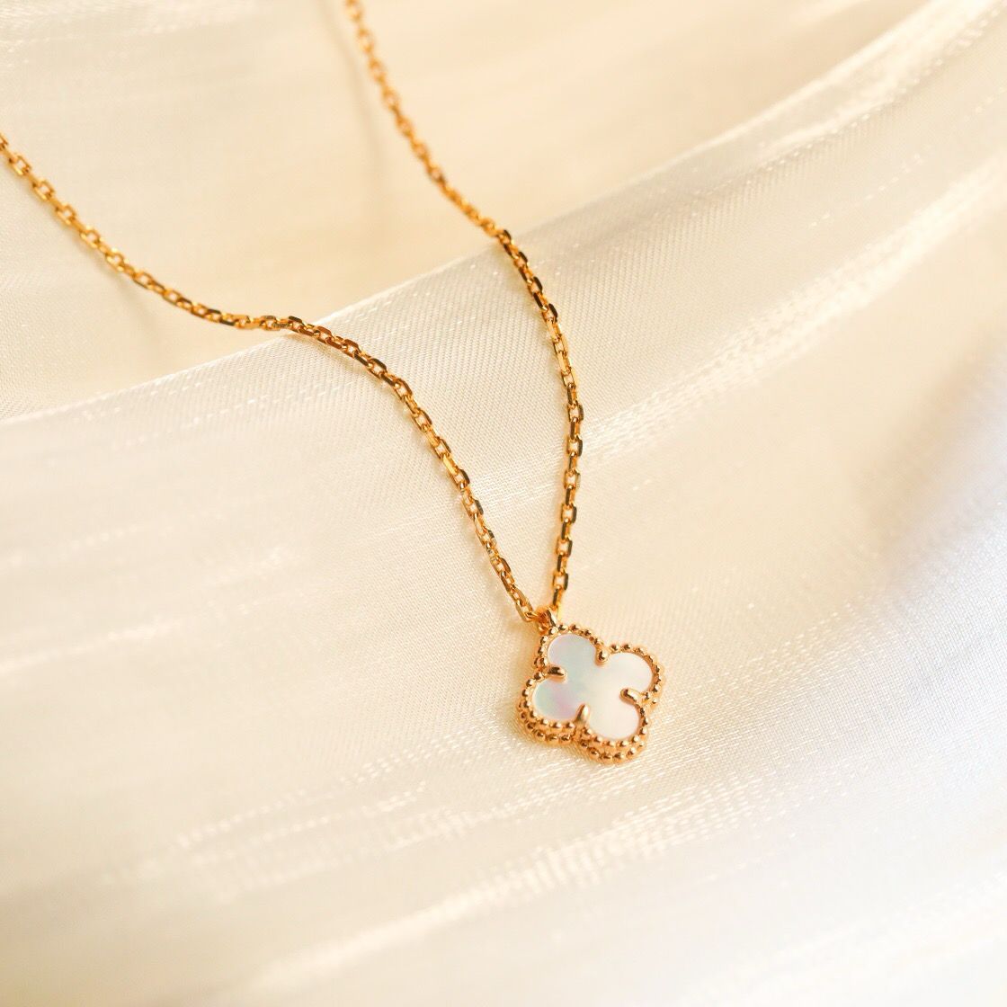 [Lucky Star]CLOVER MINI 9.5MM WHITE MOTHER-OF-PEARL NECKLACE