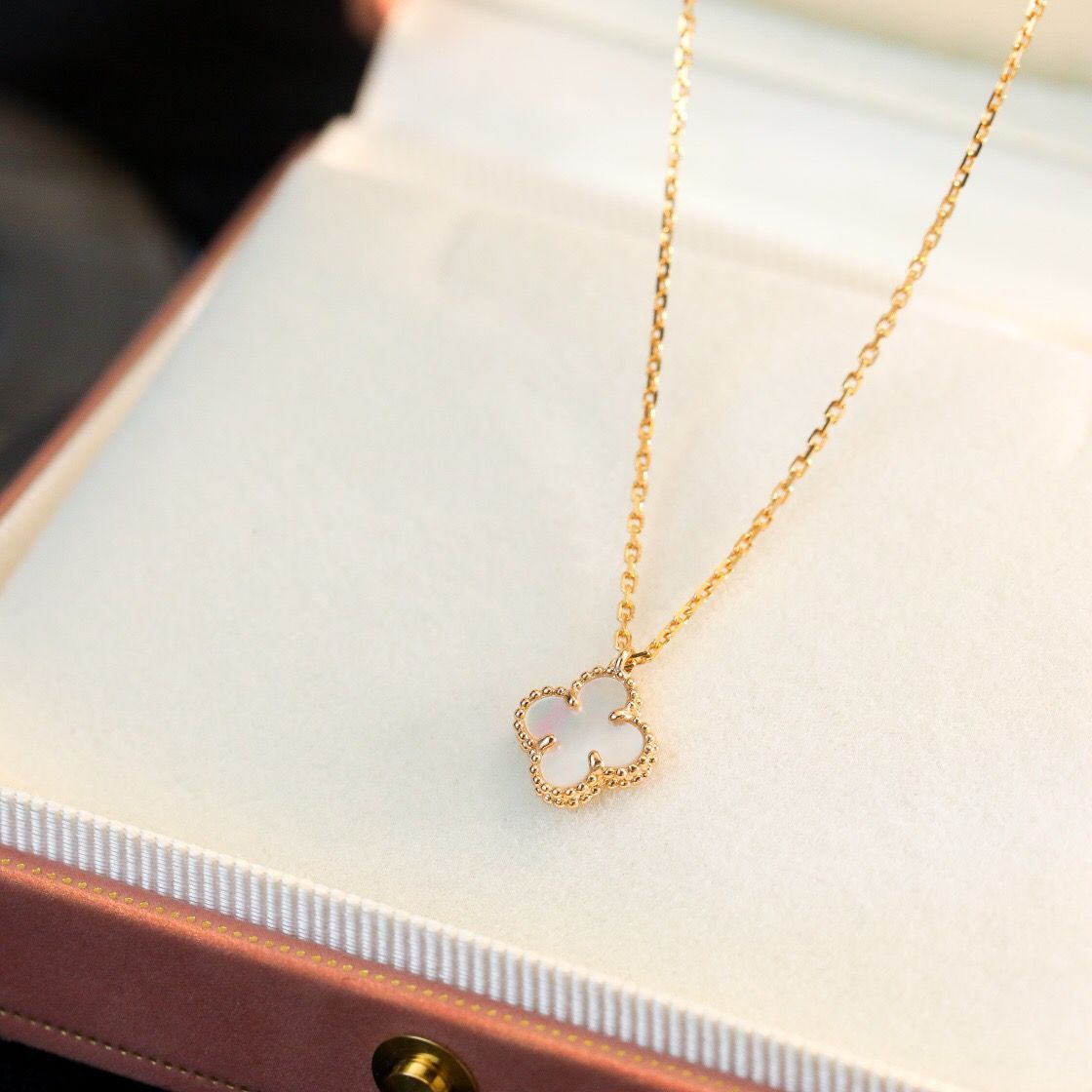 [Lucky Star]CLOVER MINI 9.5MM WHITE MOTHER-OF-PEARL NECKLACE
